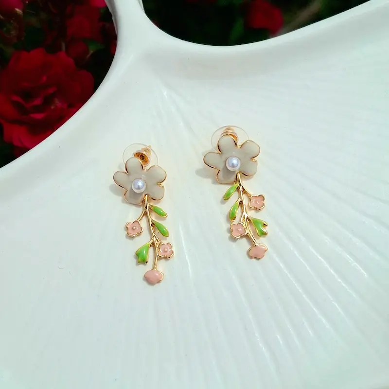 گوشواره میخی میناکاری طرح شاخه گل