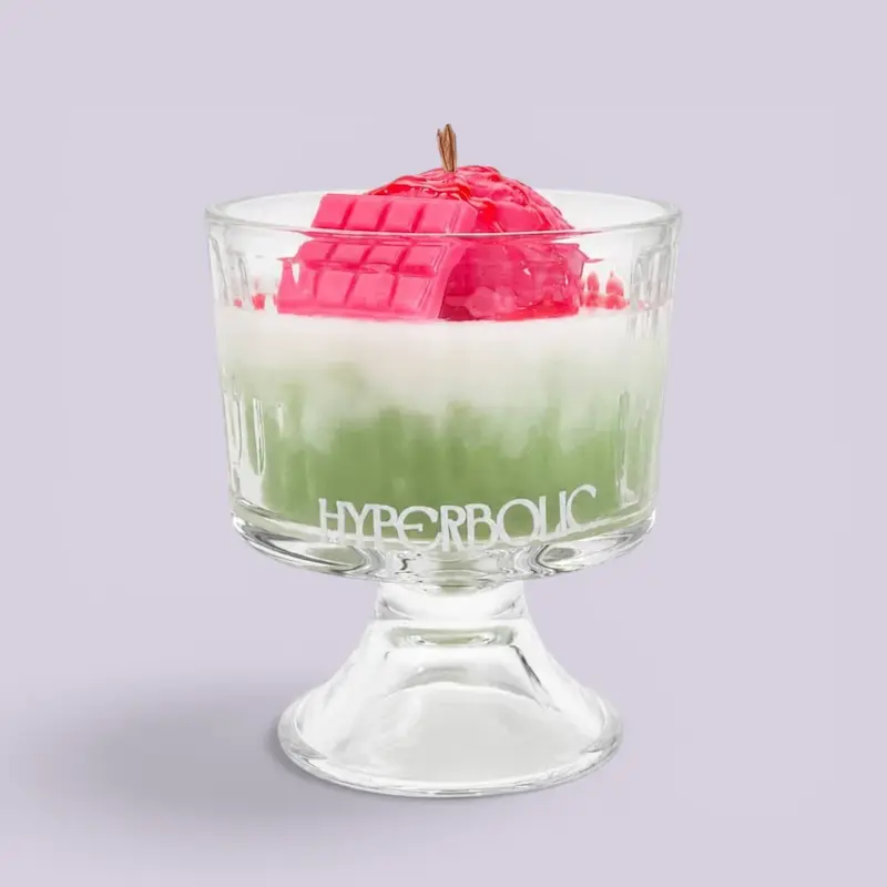 شمع دسر بستنی توت فرنگی ماچا دست‌ساز هایپربولیک با طراحی شیشه ای و رایحه ماچا توت فرنگی