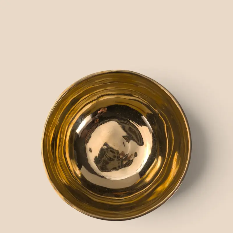 کاسه تبتی با مضراب چوبی مناسب مدیتیشن، یوگا، صدادرمانی و متعادل‌سازی چاکرا