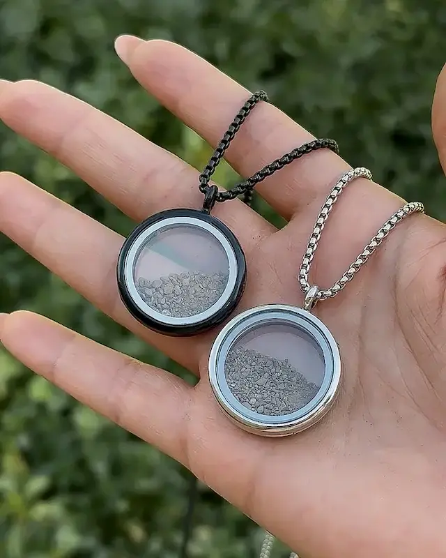 لاکت شیشه ای نقره ای