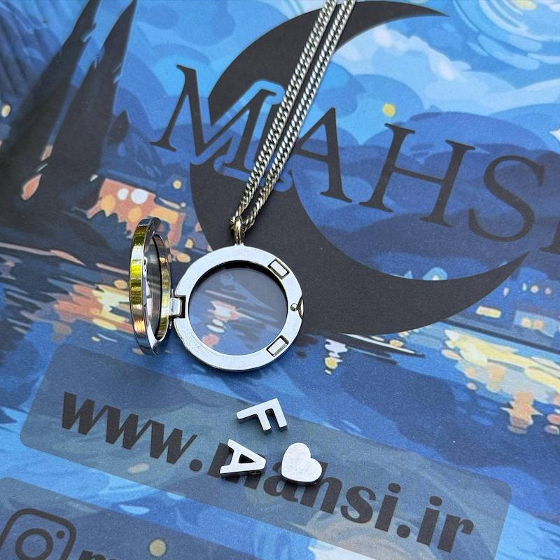 لاکت شیشه ای همراه با حروف دلخواه (نقره ای)