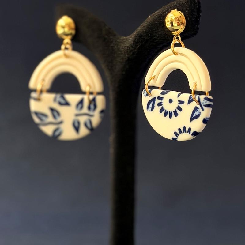 گوشواره خمیری - طرح گل آبی نیم دایره