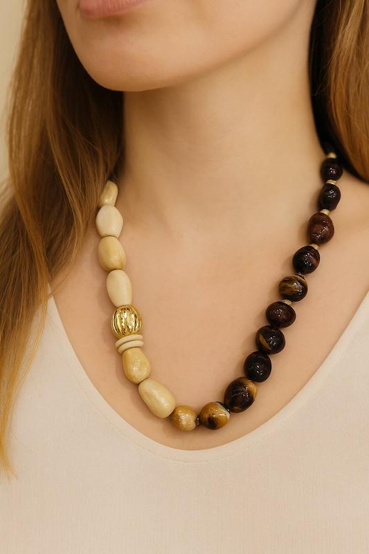 گردنبند طرح سنگ قهوه ای و مروارید 