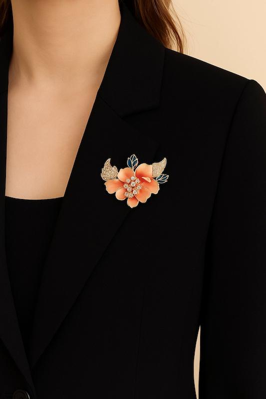 گل سینه طرح گل صورتی