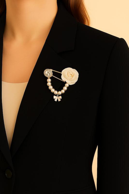 گل سینه طرح مروارید و گل رز سفید