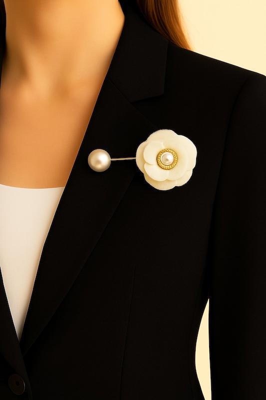 گل سینه طرح رز سفید پارچه ای با مروارید