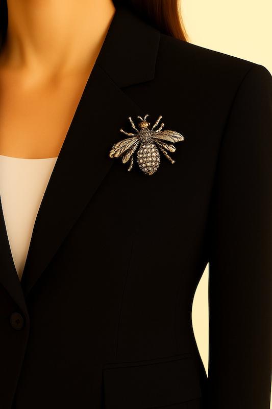 گل سینه طرح زنبور نگینی