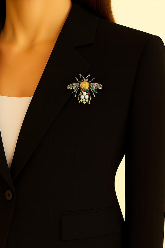 گل سینه طرح زنبور مرواریدی