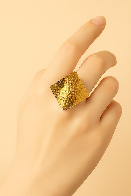 اگشتر برجسته طلایی رنگ