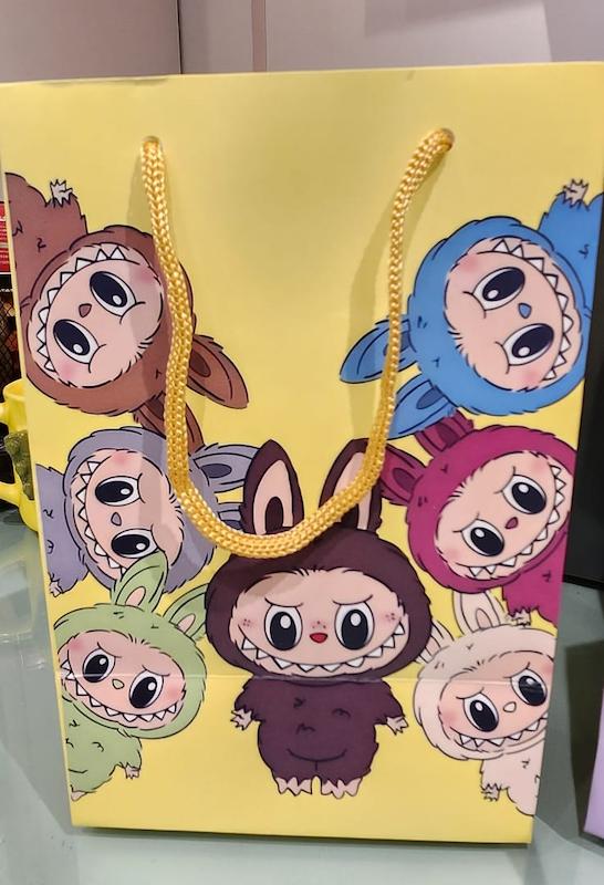 ساک دستی مقوایی طرح لبوبو زرد