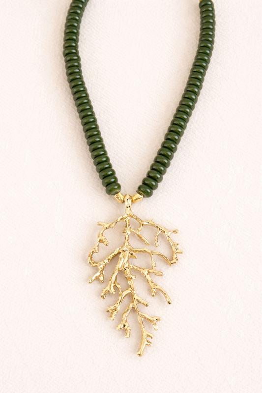 گردنبند مهره سبز با آویز مرجانی (طرح زارا zara)