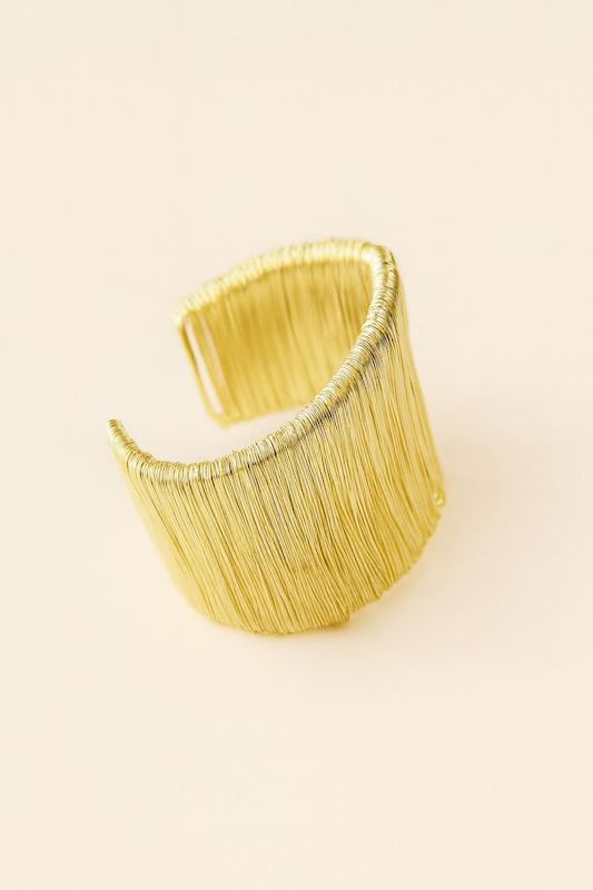 دستبند بافت دار طلایی کشیده