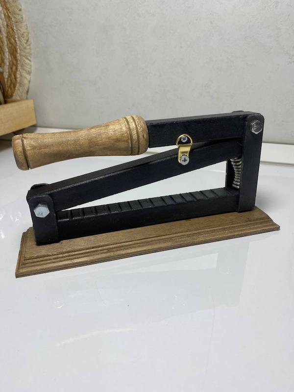 گردو شکن اهرمی دسته چوبی