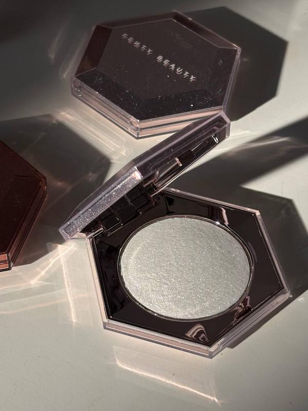 هایلایتر دایموند بمب فنتی بیوتی مدل How Many Carats Fenty beauty diamond bomb