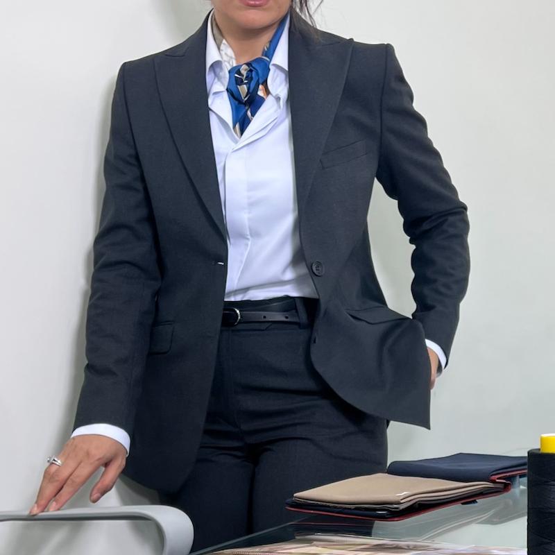 کت و شلوار زنانه Melvin کد M67، کت و شلوار فاستونی زنانه، کت و شلوار کلاسیک زنانه، استایل اداری، کت و شلوار لوکس اداری، کت و شلوار رسمی زنانه، کت و شلوار زغالی فاستونی