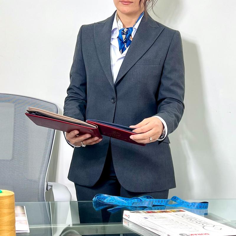کت و شلوار زنانه Melvin کد M67، کت و شلوار فاستونی زنانه، کت و شلوار کلاسیک زنانه، استایل اداری، کت و شلوار لوکس اداری، کت و شلوار رسمی زنانه، کت و شلوار زغالی فاستونی