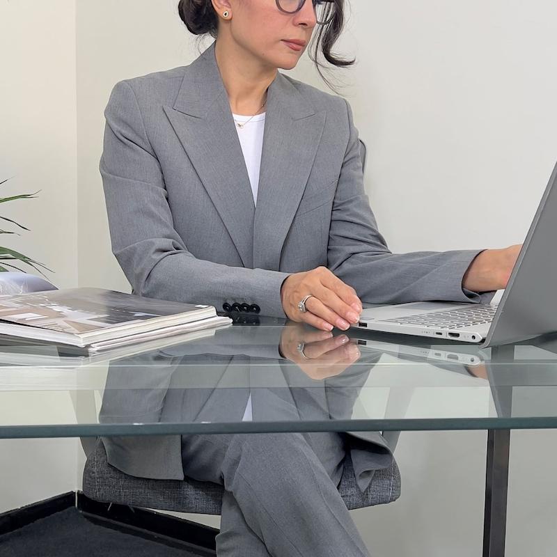 کت و شلوار زنانه Unica کد M73، کت و شلوار رسمی زنانه، کت و شلوار اداری زنانه، کت و شلوار فاستونی زنانه، کت و شلوار کلاسیک زنانه، استایل اداری، کت و شلوار لوکس اداری، کت و شلوار رسمی طوسی زنانه، کت و شلوار سرمه ای فاستونی