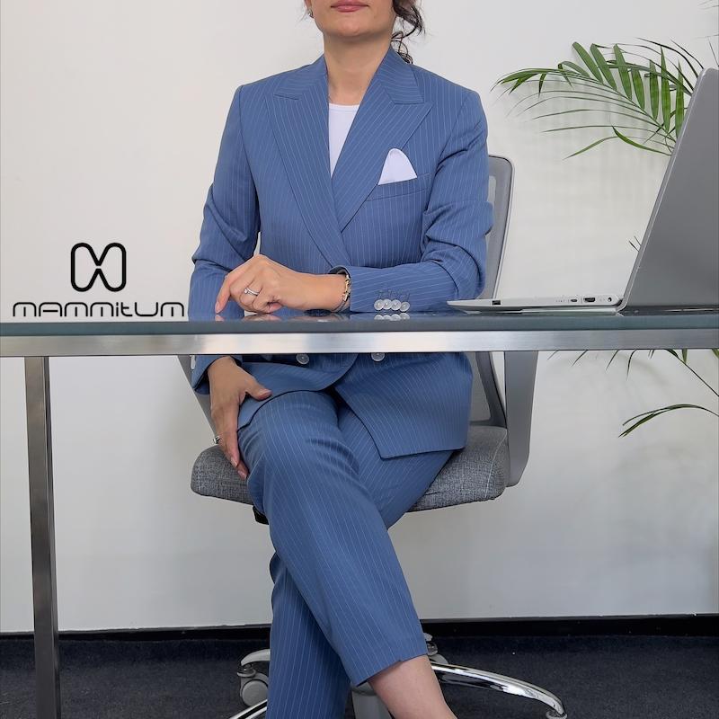 کت و شلوار Royal کد M84، کت و شلوار فاستونی دیپلمات زنانه آبی درباری ، کت و شلوار فاستونی دیپلمات زنانه درباری،کت گاباردین زنانه،کت گاباردین زنانه، کت تک زنانه، قیمت کت تک زنانه، خرید آنلاین،خرید کت زنانه، کت و شلوار مامیتوم، مامیتوم برند تخصصی کت و شلوار زنانه، کت و شلوار فاستونی زنانه، کت و شلوار بانوان