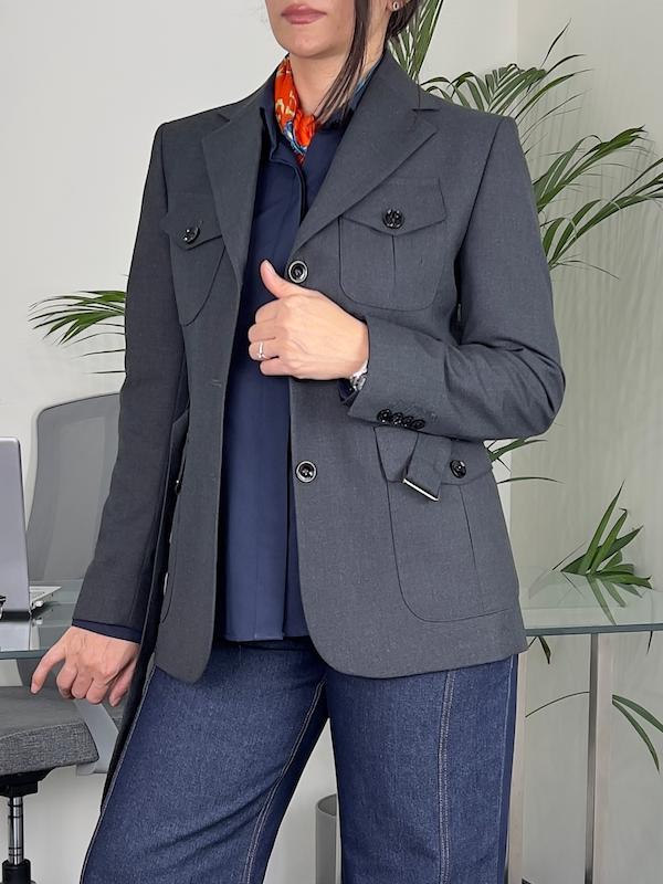 کت تک زنانه مامیتوم (Safari Melvin) زغالی کد M125، کت تک زنانه فاستونی، کت تک زنانه مامیتوم، مامیتوم برند تخصصی کت و شلوار زنانه، کت زنانه فاستونی مامیتوم، سافاری جکت مامیتوم