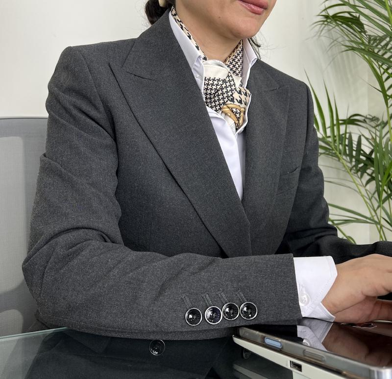 کت و شلوار زنانه Ashly New مامیتوم کد M126، کت و شلوار رسمی زنانه، کت و شلوار اداری زنانه، کت و شلوار فاستونی زنانه، کت و شلوار کلاسیک زنانه، استایل اداری، کت و شلوار لوکس اداری، کت و شلوار رسمی طوسی زنانه، کت و شلوار سرمه ای فاستونی