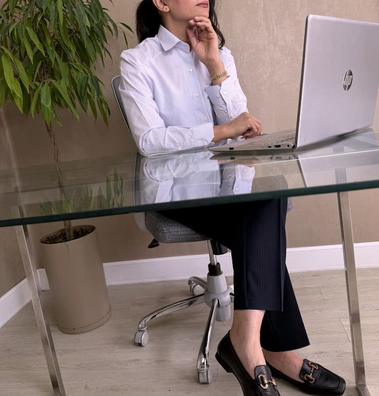 شومیز کالج راه راه یاسی M173  جنس: پوپلین  تن خور لباس : Slim Fit  طرح : راه راه یاسی و سفید باریک