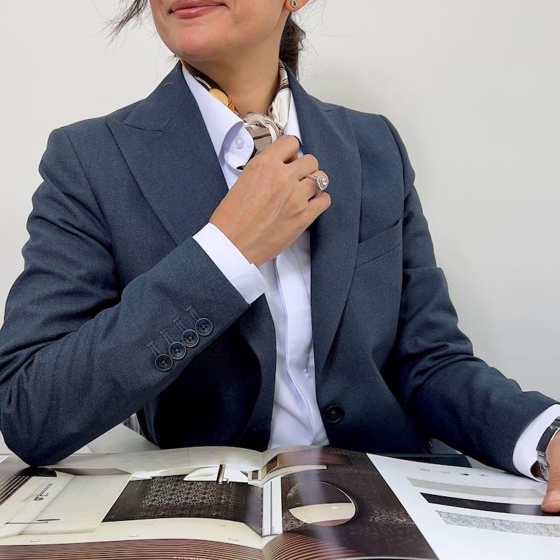 کت و شلوار زنانه Melvin کد M66، کت و شلوار فاستونی زنانه، کت و شلوار کلاسیک زنانه، استایل اداری، کت و شلوار لوکس اداری، کت و شلوار رسمی زنانه، کت و شلوار سرمه ای فاستونی