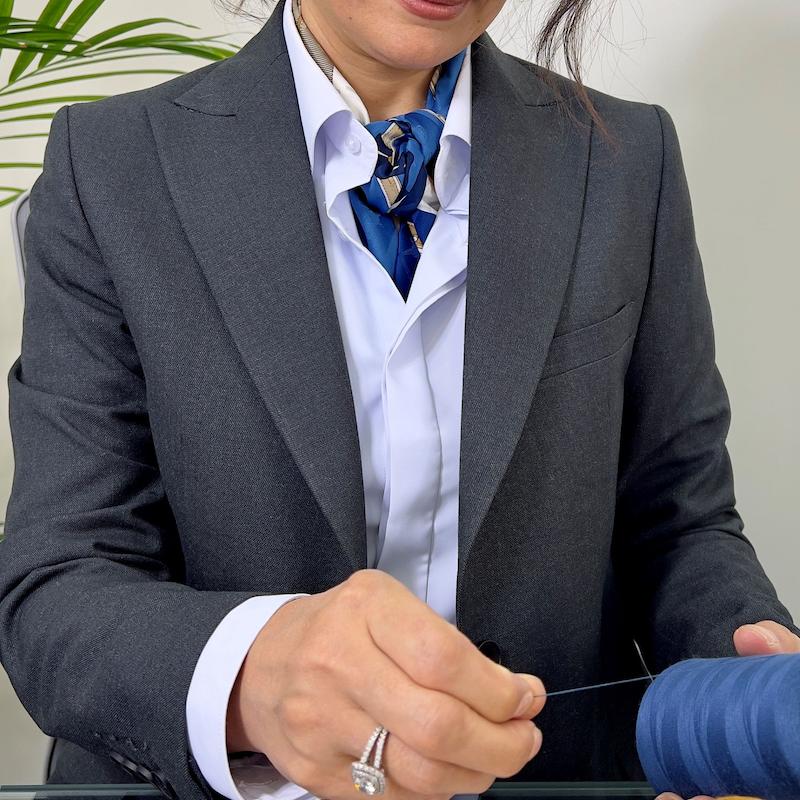 کت و شلوار زنانه Melvin کد M67، کت و شلوار فاستونی زنانه، کت و شلوار کلاسیک زنانه، استایل اداری، کت و شلوار لوکس اداری، کت و شلوار رسمی زنانه، کت و شلوار زغالی فاستونی