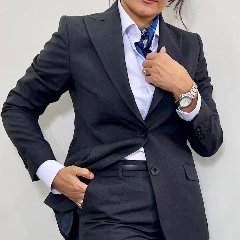 کت و شلوار زنانه Melvin کد M67، کت و شلوار فاستونی زنانه، کت و شلوار کلاسیک زنانه، استایل اداری، کت و شلوار لوکس اداری، کت و شلوار رسمی زنانه، کت و شلوار زغالی فاستونی