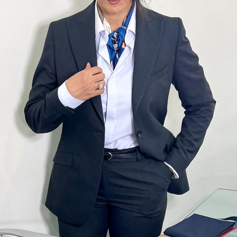 کت و شلوار زنانه Melvin کد M67، کت و شلوار فاستونی زنانه، کت و شلوار کلاسیک زنانه، استایل اداری، کت و شلوار لوکس اداری، کت و شلوار رسمی زنانه، کت و شلوار زغالی فاستونی