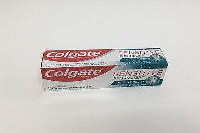 خمیر دندان کلگیت فلوراید تسکین دهنده فوری برای دندان های حساس 100 گرمی Colgate fluoride toothpaste is an instant relief for sensitive teeth