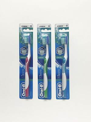 مسواک و زبان شوی 3 دی وایت تازه اورال بی مدیوم Oral-B fresh 3D white Toothbrush medium 40