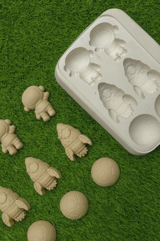 قالب گچی فضانورد یک (پل مل )