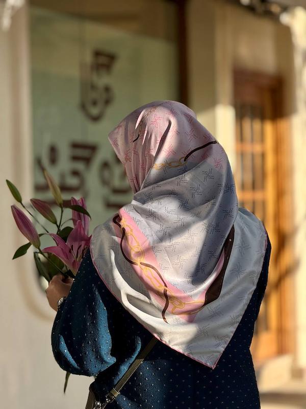  ایران دخت وسط صورتی دور توسی