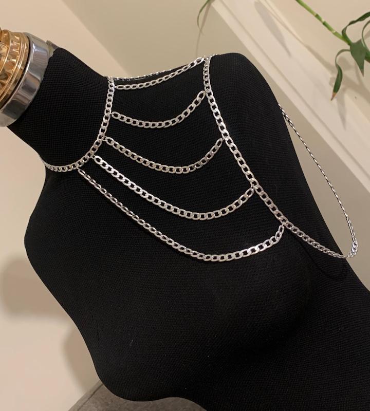 رو‌ شونه ای زنجیری نقره ای