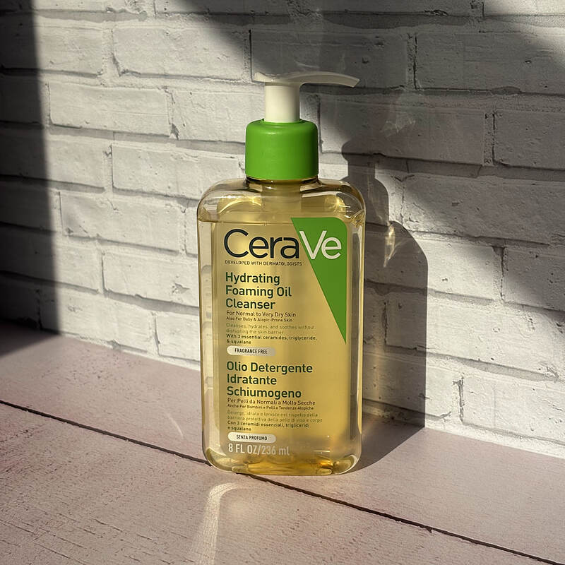 فوم شستشوی روغنی آبرسان سراوی مخصوص پوست نرمال تا خیلی خشک CeraVe Hydrating Foaming Oil Cleanser