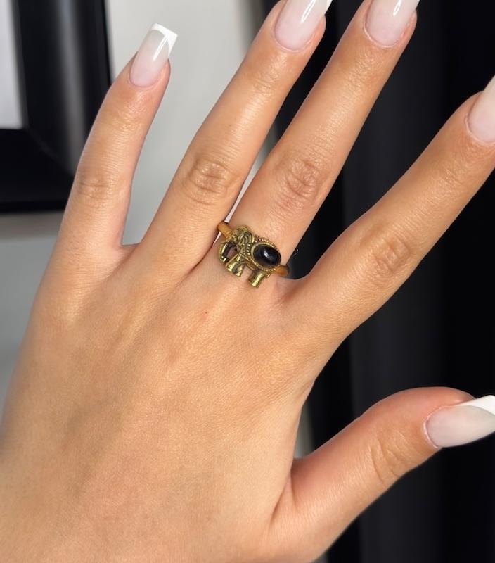 انگشتر برنجی فیل با سنگ اونیکس