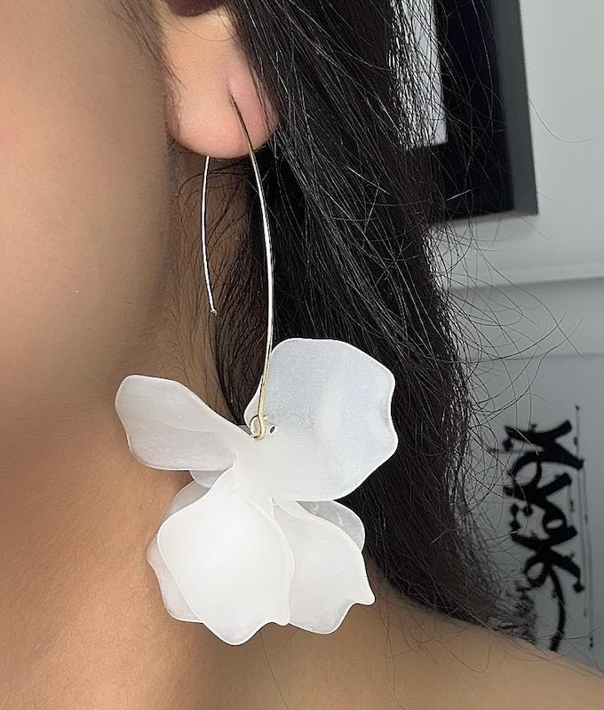 گوشواره گلبرگی سفید ( مراقبتی)