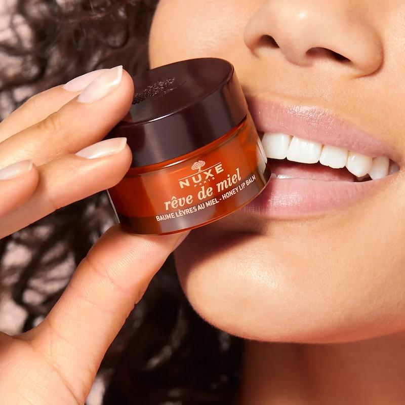 بالم لب مغذی و ترمیم‌کننده عسل نوکس Nuxe Rêve de Miel Honey Lip Balm