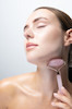 رولر و گواشا سنگ رز کوارتز براش ورکز اورجینال از انگلیس Brushworks Resin Rose Roller & Gua Sha