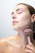رولر و گواشا سنگ رز کوارتز براش ورکز اورجینال از انگلیس Brushworks Resin Rose Roller & Gua Sha