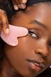 رولر و گواشا سنگ رز کوارتز براش ورکز اورجینال از انگلیس Brushworks Resin Rose Roller & Gua Sha