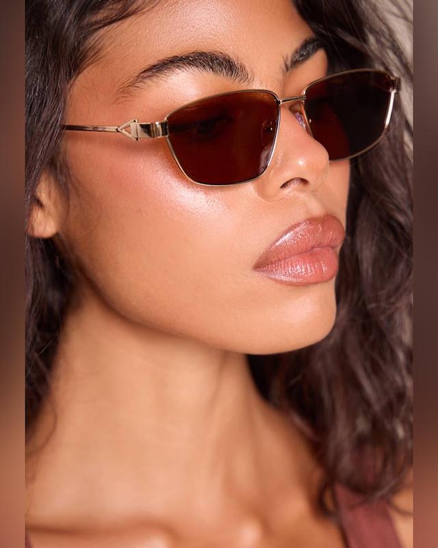    عینک آفتابی مربعی طلایی با طراحی زاویه‌دار از انگلیس PrettyLittleThing