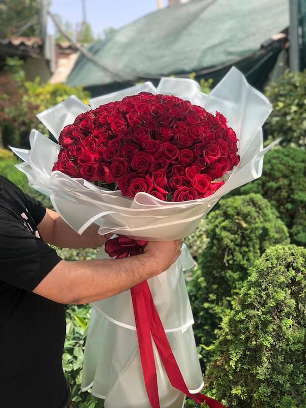 دسته گل رز ژورنالی Crimson Whisper