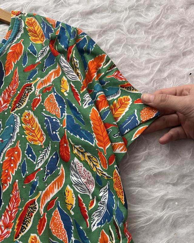 تیشرت طرحدار برگی