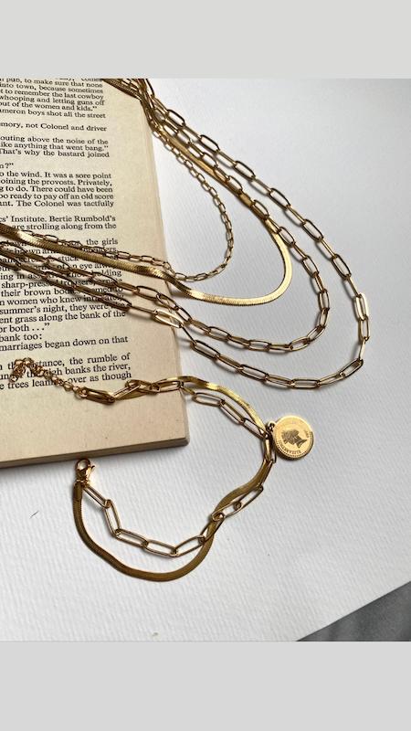 ست ٤ لاين اليزابت و دستبندش