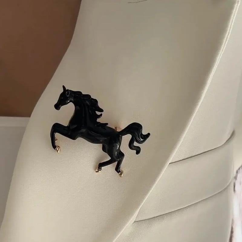 گل سینه اسب مشکی