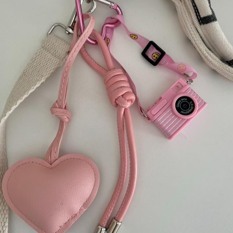 چارم قلب صورتی و دوربین