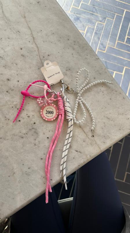 چارم پاپیون و پوکر صورتی 