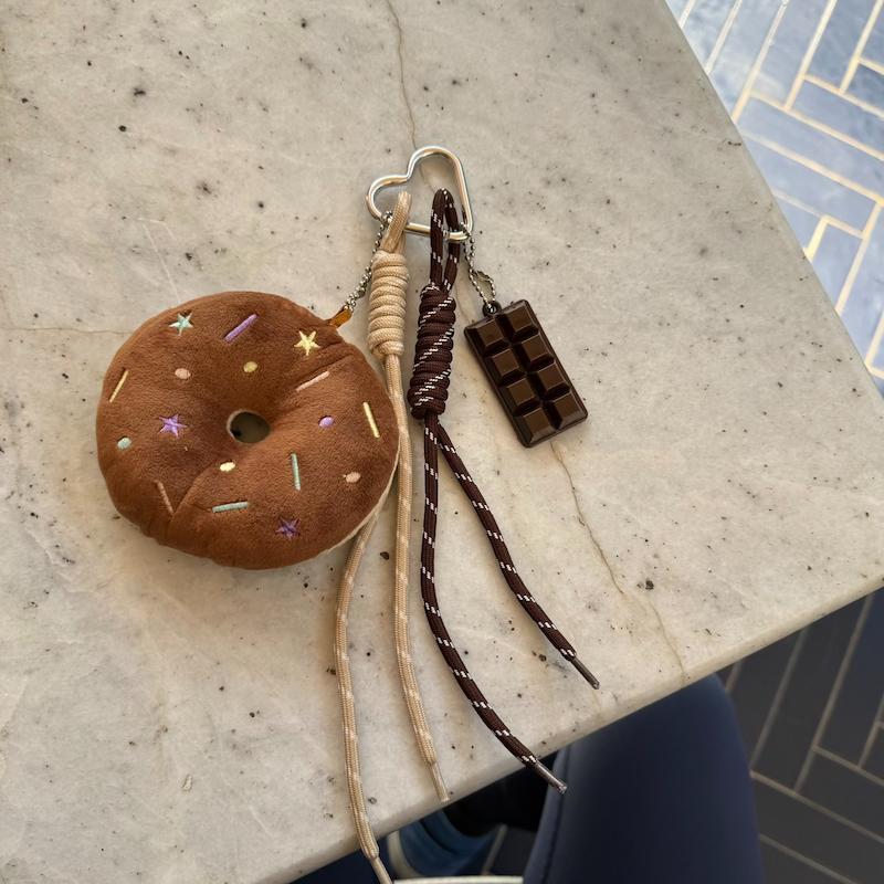 چارم دونات قهوه ای 