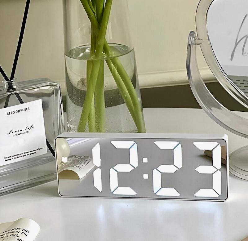 ساعت دیجیتال آیینه‌ای
